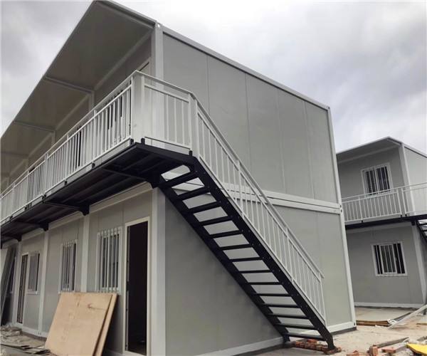 集成房屋是屬于長久性的住宅，使用壽命應(yīng)該在70年以上，再者就是輕鋼集成房屋結(jié)構(gòu)特別的穩(wěn)定